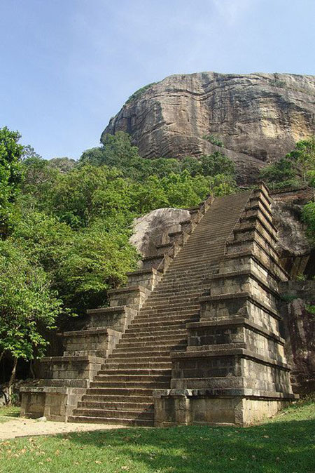 escaliers d'un temple sri lanka